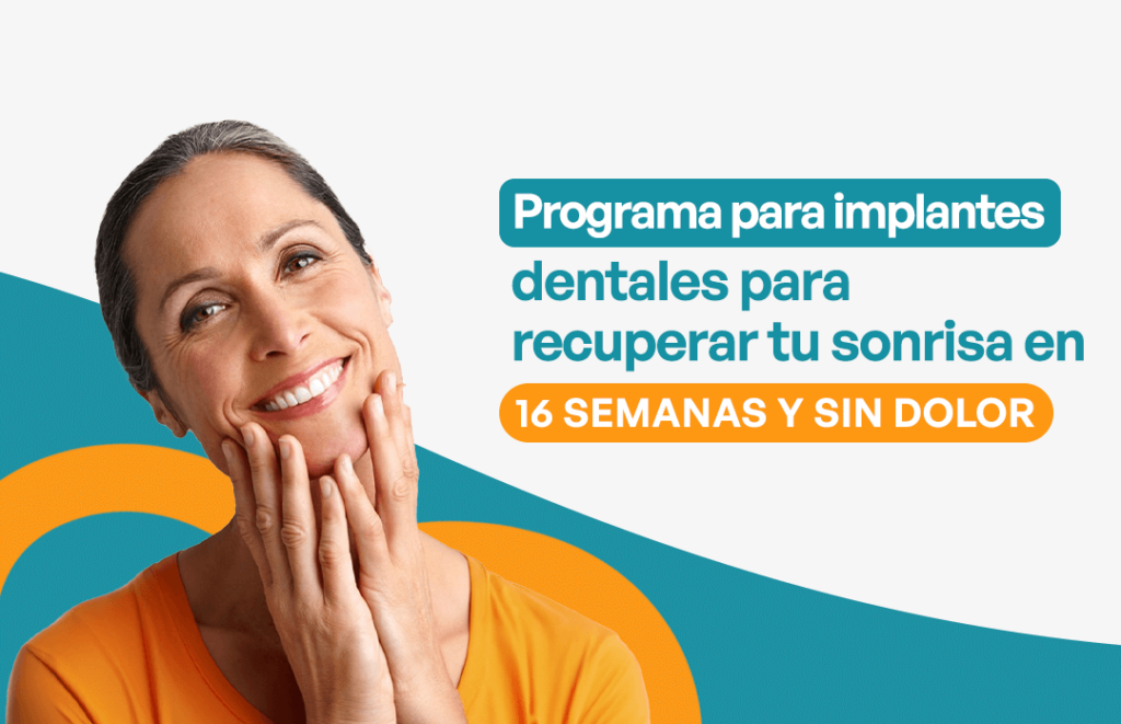 Señora mayor sonriendo después de recibir implantes dentales en Odontofas