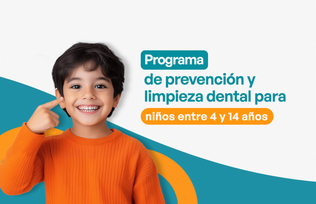 Niño feliz señalando su nueva sonrisa tras limpieza dental profesional