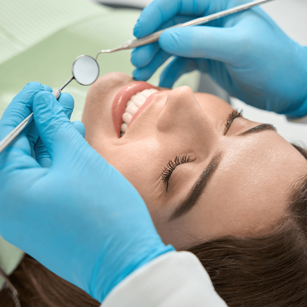 Señora mayor sonriendo después de recibir implantes dentales en Odontofas