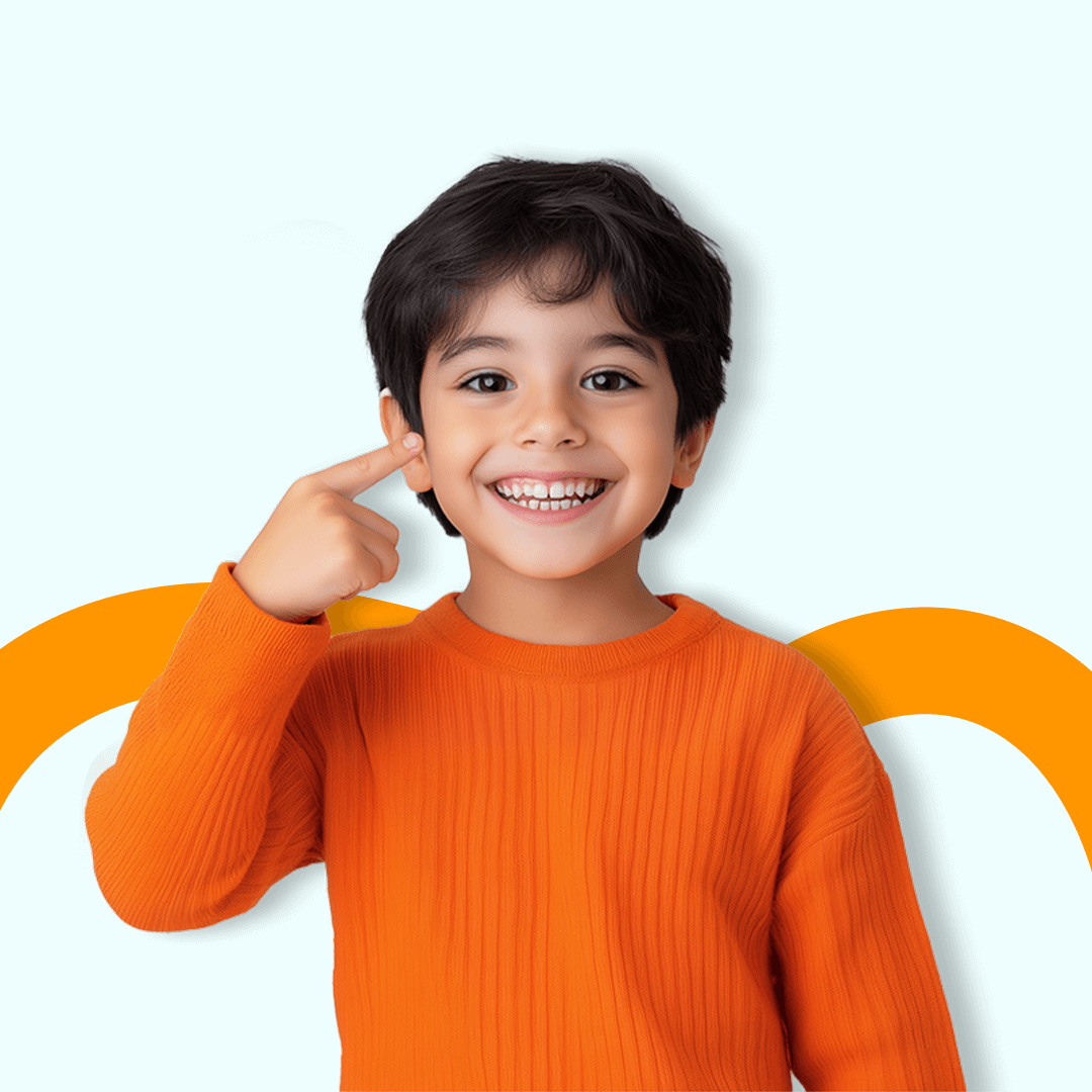 Señora mayor sonriendo después de recibir implantes dentales en Odontofas