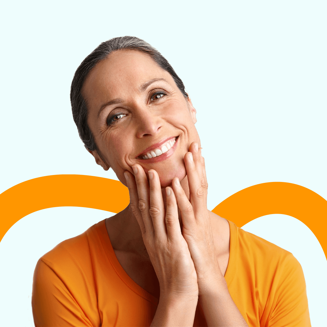 Señora mayor sonriendo después de recibir implantes dentales en Odontofas