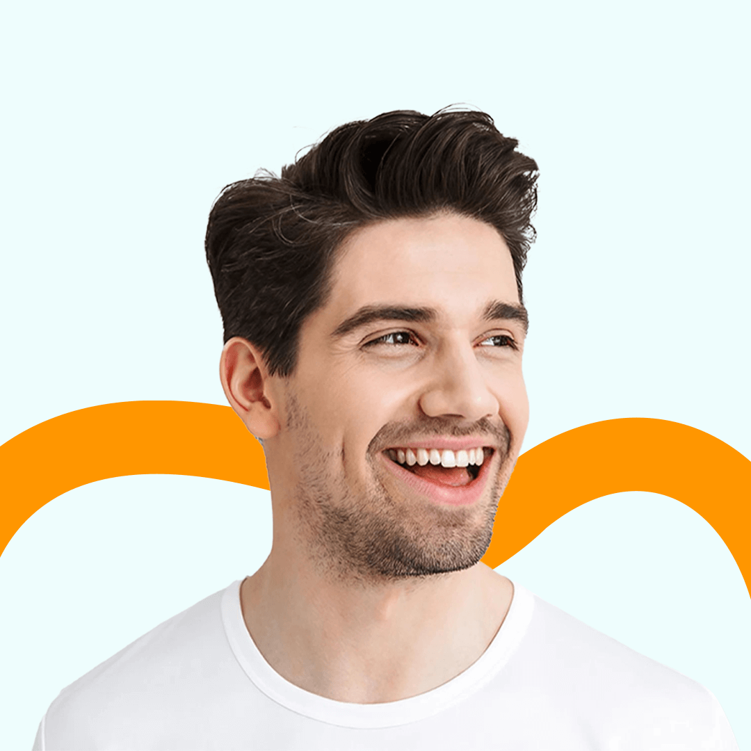 Señora mayor sonriendo después de recibir implantes dentales en Odontofas