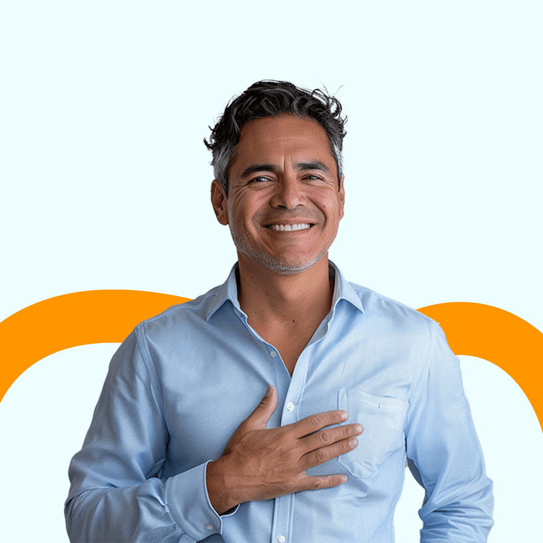 Señora mayor sonriendo después de recibir implantes dentales en Odontofas