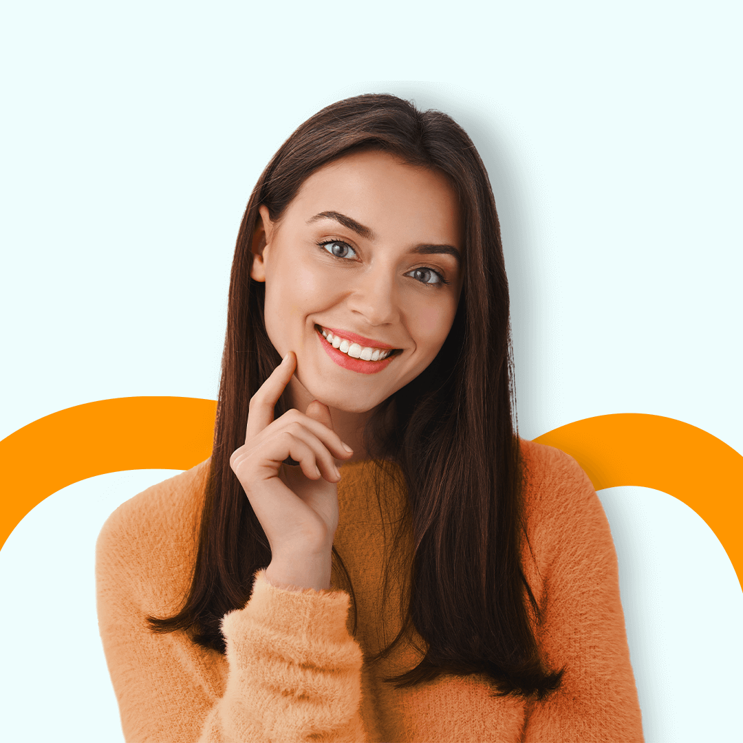 Señora mayor sonriendo después de recibir implantes dentales en Odontofas