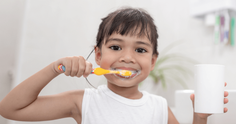 Lee más sobre el artículo ¿Cuándo comenzar a cepillar los dientes a los niños?
