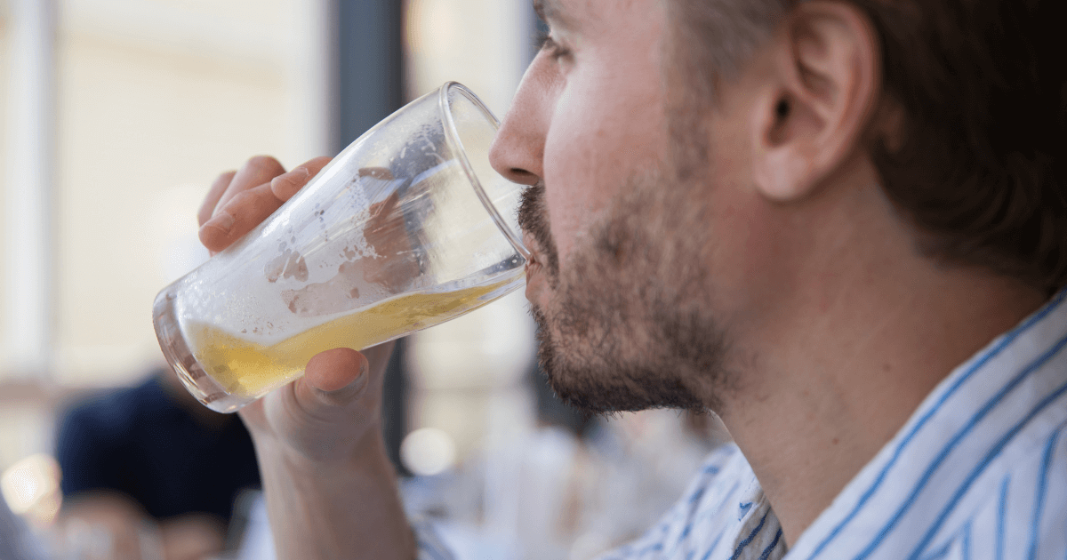 En este momento estás viendo Efectos del alcohol en los dientes: lo que deberías saber