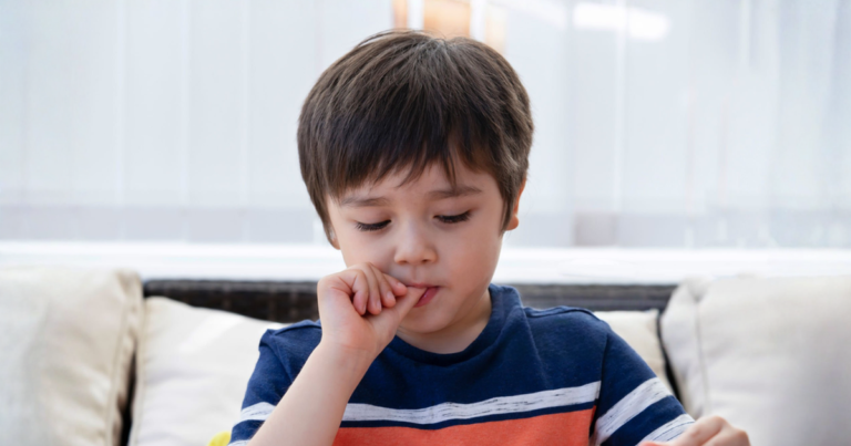 Lee más sobre el artículo Cómo la succión del dedo puede afectar la salud bucal de los niños
