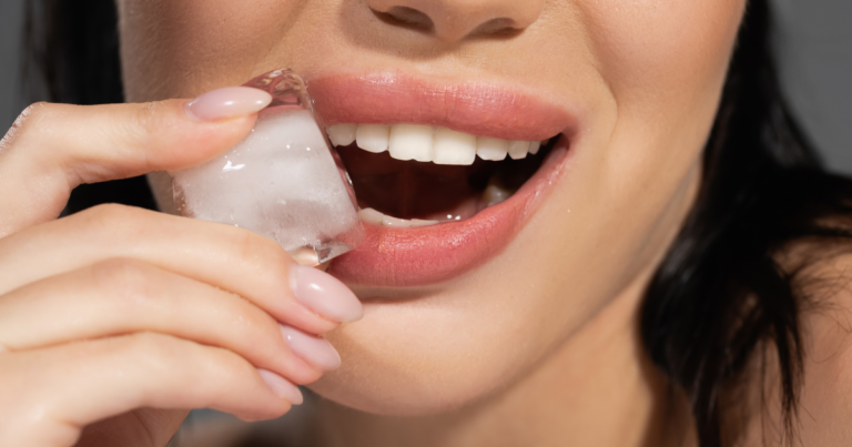 Lee más sobre el artículo Entendiendo la pagofagia: el hábito de masticar hielo y su impacto en la salud dental