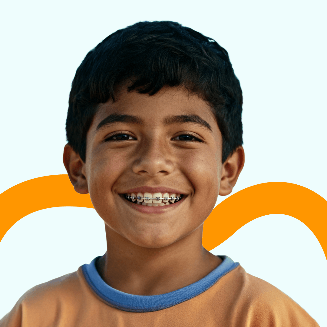 Señora mayor sonriendo después de recibir implantes dentales en Odontofas